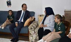 Kadirli Kaymakamı Erdinç Dolu Öğrencilerle Birlikte Şehit Ailesini Ziyaret Etti