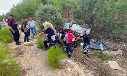 Mersin'de devrilen otomobilin sürücüsü ağır yaralandı