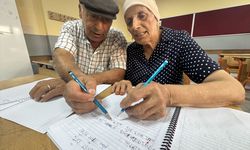 Okuryazar olma hayali kuran çiftin 70'inden sonra eli kalem tuttu