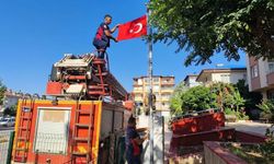 Reyhanlı’da İtfaiye Türk Bayrağını Yenisiyle Değiştirdi