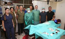 Serik Belediye Başkanı Kumbul, sünnet şöleninin ardından çocukları sünnet etti
