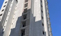 Adana'da inşaattaki iskelede mahsur kalan 2 işçiyi itfaiye ekibi kurtardı