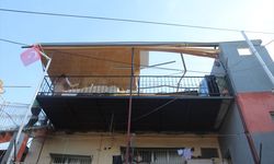 Adana'da kuvvetli rüzgar nedeniyle bir evin çatısı uçtu