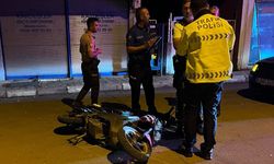 Adana'da otomobille çarpışan elektrikli motosikletteki 2 kişi yaralandı