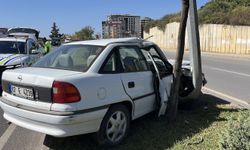 Alanya'da aydınlatma direğine çarpan otomobildeki yolcu yaralandı