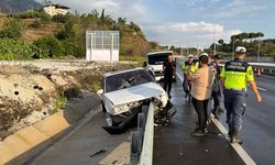 Alanya'da bariyere çarpan otomobilin sürücüsü yaralandı