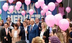 Antalya'da meme kanseri farkındalığı için gökyüzüne pembe balonlar bırakıldı