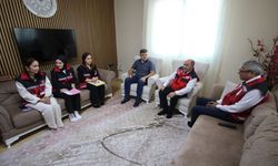 Bakan Göktaş, Antalya'da dördüz bebekleri olan çiftle görüntülü görüştü