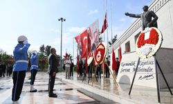 Başkan İbrahim Çenet Atatürk Anıtı'na Çelenk Sundu