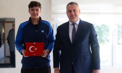 Düziçi Belediye Başkanı İba’dan Öğrenciye Bayrak Hediyesi