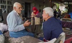 Finike Belediye Başkanı Geyikçi, yaşlıları ziyaret etti
