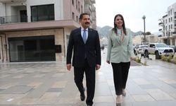 Hatay'da depremde yıkılan konut ve iş yerlerinin yerine yenilerinin yapıldığı caddede yaşam başladı