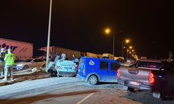 Hatay'da hafif ticari araçla otomobilin çarpıştığı kazada 6 kişi yaralandı