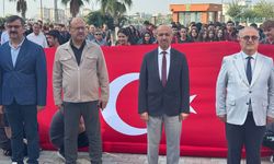 Kadirli'de Bin Öğrenci Cumhuriyet İçin Tek Yürek Oldu
