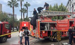 Mersin'de halı ve mobilya mağazasında çıkan yangına müdahale ediliyor