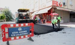 Mersin'in Akdeniz ilçesindeki yollarda yenileme çalışmaları sürüyor