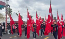 Osmaniye’de Öğrencilerden Bayraklı Cumhuriyet Geçidi
