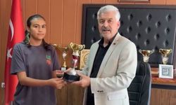 Osmaniyeli Nisa Asya Şiirde Türkiye Birincisi
