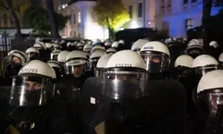 Polonya'da Gece Yarısı Krizi: Polis Müdahalesi Siyaseti Karıştırdı