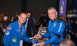 Uluslararası Uzay Kongresi'nde astronotlar imza etkinliğinde ziyaretçilerle buluştu