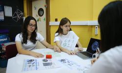 Uzay çöplerine böcekten ilham alarak çözüm geliştiren öğrenciler uluslararası başarı hedefliyor