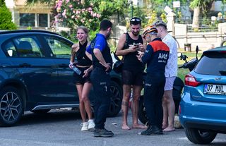 Antalya'da falezlerde mahsur kalan 3 turist kurtarıldı