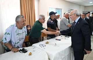 Adana Valisi Yavuz Selim Köşger huzurevi sakinlerini ziyaret etti