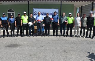 Bozyazı'da motosiklet sürücülerine kask hediye edildi