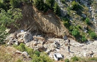 Feke'de uçuruma yuvarlanan otomobildeki 2 kişi yaralandı