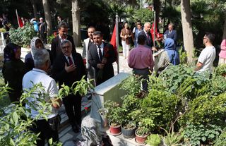 Hatay'da bayram arifesinde şehitlerin ve depremlerde ölenlerin mezarları ziyaret edildi