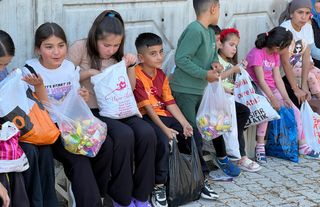 Kaş'ta 1 asırdır süren "şeker dağıtma" geleneği çocukların yüzünü güldürdü