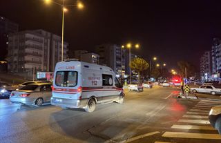 Kahramanmaraş'ta polis aracı ile otomobilin çarpıştığı kazada 2'si polis 5 kişi yaralandı