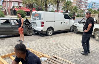 Mersin'de park halindeki panelvana çarpan otomobildeki 2 kişi yaralandı