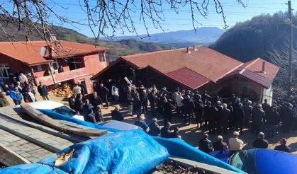 Kestiği ağacın altında kalarak ölen işçi Bartın’da toprağa verildi