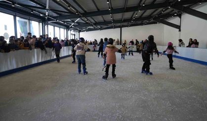 Öğrenciler ücretsiz buz pistine akın etti