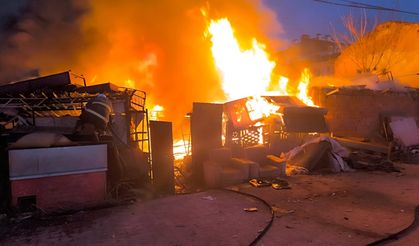 AFYONKARAHİSAR - İkinci el eşyalarının satıldığı iş yeri yangında hasar gördü