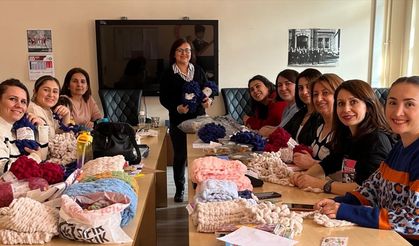 Artvin'de öğretmenler deprem bölgesindeki kardeş okulun öğrencileri için atkı ördü