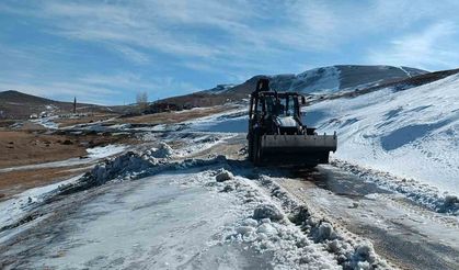 Iğdır’ın dağ köylerinde tipi ve buzlanma nedeniyle kapanan yollar açılıyor