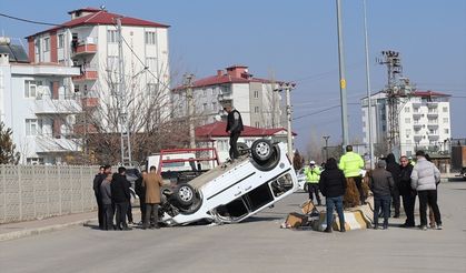 IĞDIR - Devrilen araçtaki 2 kişi yaralandı