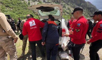 Kızılay’dan Yüksekova’da Sıcak Destek Arama Çalışmalarına Katılanlara Yemek Dağıtımı