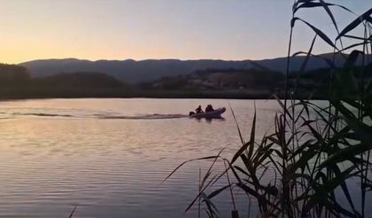 18 Yaşındaki Genç Kayıkla Gölette Kayboldu