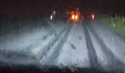 Ardahan Hanak’ta Dolu Yağışı Yolları Beyaza Bürüdü