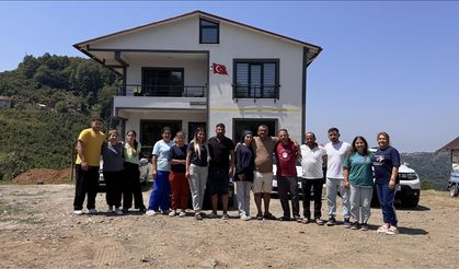 Depremzede aileler, enkazda kendilerine yardım eli uzatan madenciye misafir oldu