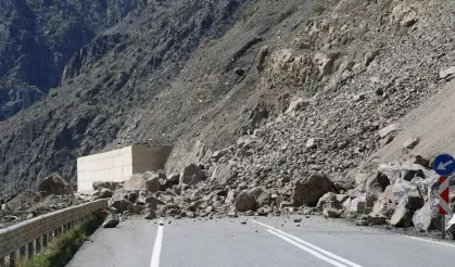 Artvin Yusufeli’nde Heyelan Yolları Kapattı