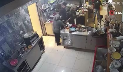 Manisa Kula’da Deprem Anı Kamerada  Kafeterya Çalışanları Korkuyla Kaçtı