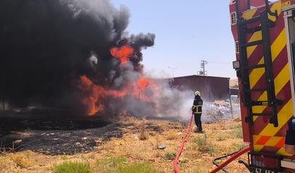 Mardin'de plastik boruların depolandığı alanda çıkan yangın söndürüldü