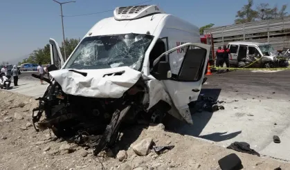 Burdur’da Kafa Kafaya Çarpışma 2 Ölü, 4 Yaralı