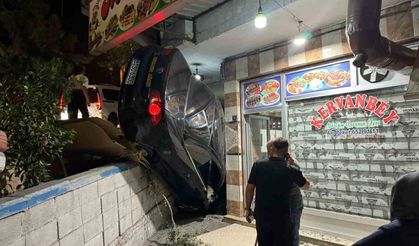 Birecik’te Korkutan Kaza Otomobil Lokanta Bahçesine Uçtu