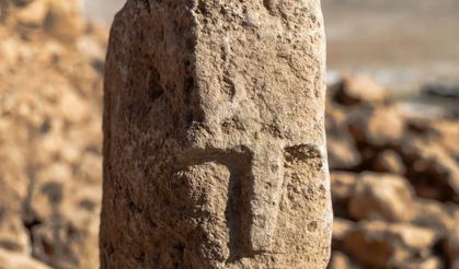 Karahantepe’de İnsan Yüzlü Dikili Taş Bulundu