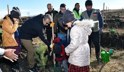 Ardahan'da öğrenciler 'Yeşil vatan' için fidanları toprakla buluşturdu